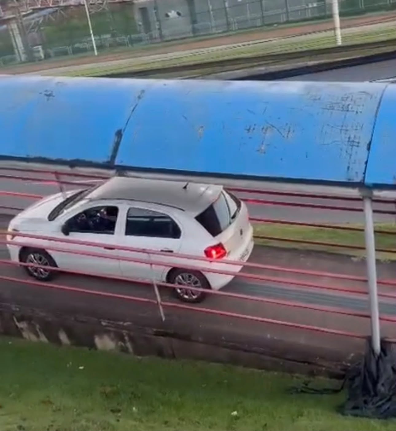“Quando o motoboy vira motorista”: Carro entra na área de passarela na Avenida Paralela, em Salvador