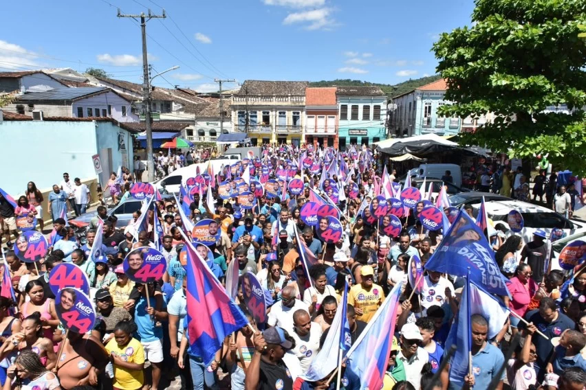 ACM Neto reúne milhares de pessoas em caminhada em Cachoeira e diz que “a Bahia já decidiu mudar e votar 44”