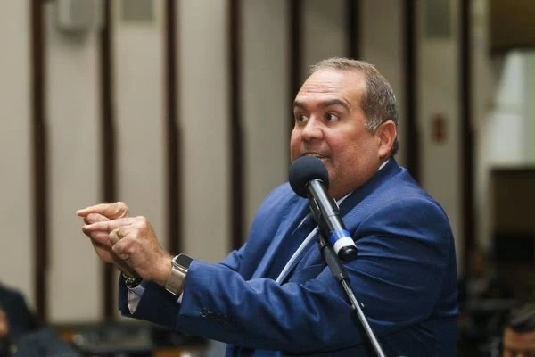 “Não zerou a fila da regulação e ainda deu calote nos médicos”, diz Sandro Régis sobre desligamento coletivo no Hospital Roberto Santos