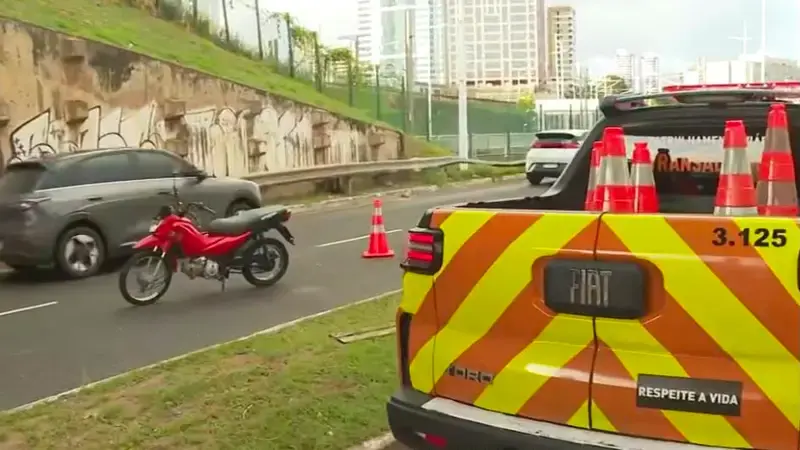 Motociclista perde controle e sofre acidente após possível presença de óleo na Avenida ACM