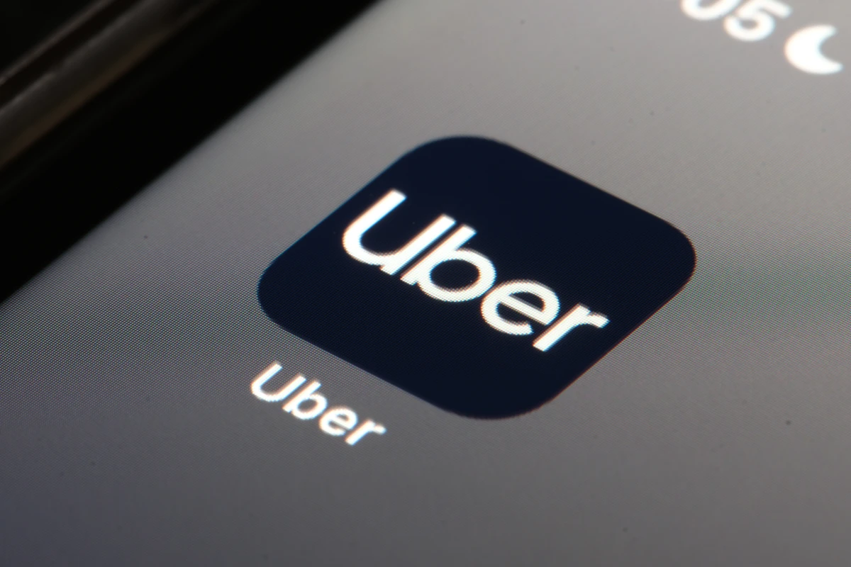 MPT pede R$ 321 milhões à Uber e questiona cobrança para motoristas trabalharem pelo aplicativo