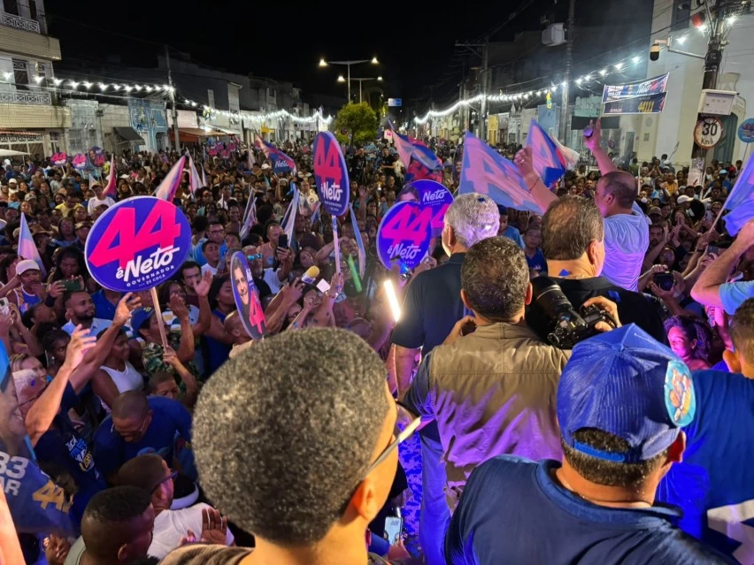 COMÍCIO EM SANTO AMARO: Flaviano critica segurança e regulação durante evento político