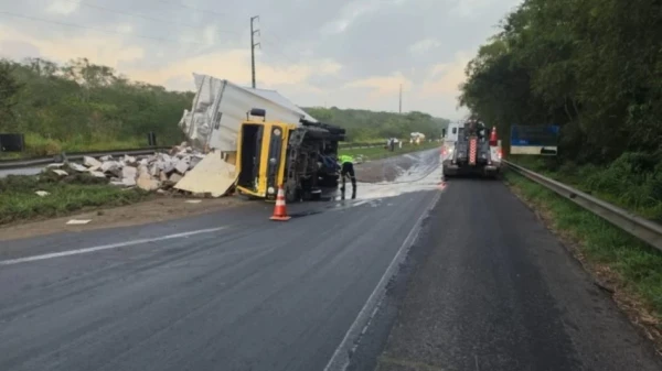CAMINHÃO TOMBA NA BR-324 E DEIXA FAIXA INTERDITADA EM FEIRA DE SANTANA