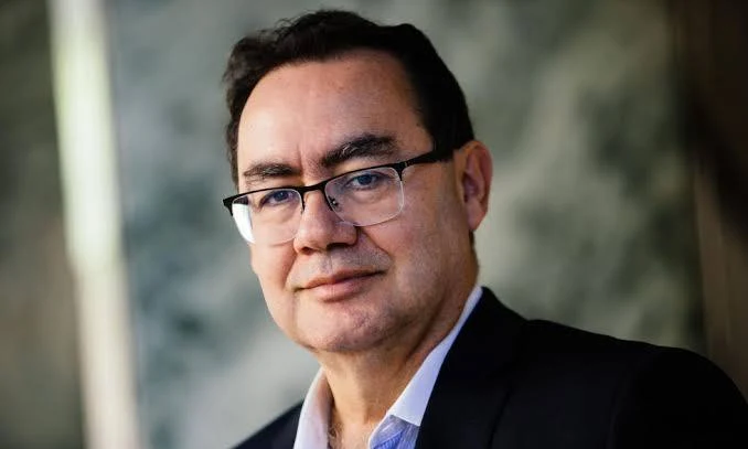 Augusto Cury dispara nas pesquisas e chega a 11% na corrida presidencial