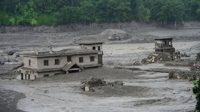 CATÁSTROFE! Enchentes deixam 919 mortos e quase 4,8 mil desaparecidos entre Nepal e China