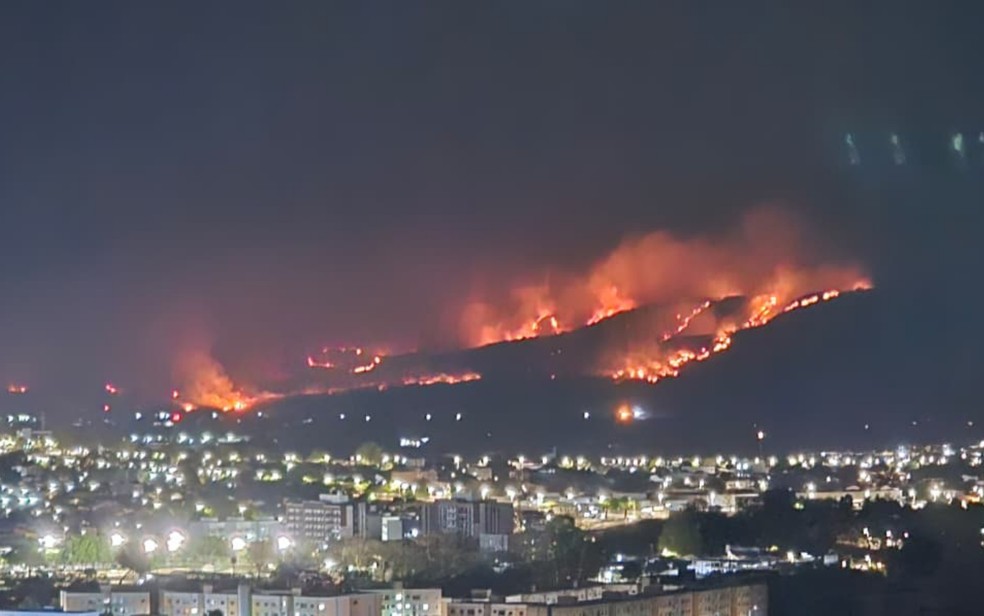FOGO! Incêndio em serra assusta moradores próximos a condomínios na Bahia