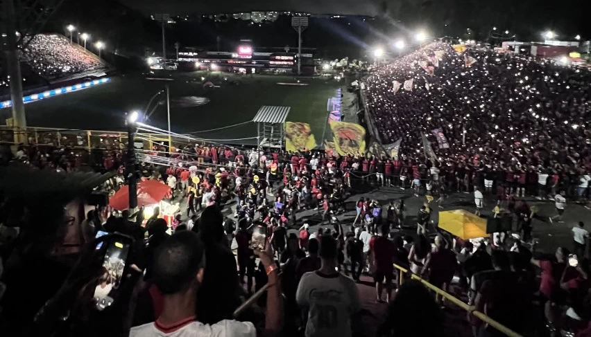 BOMBA NO BARRADÃO! Torcedor do Vasco é preso após arremessar artefato explosivo durante jogo contra o Vitória