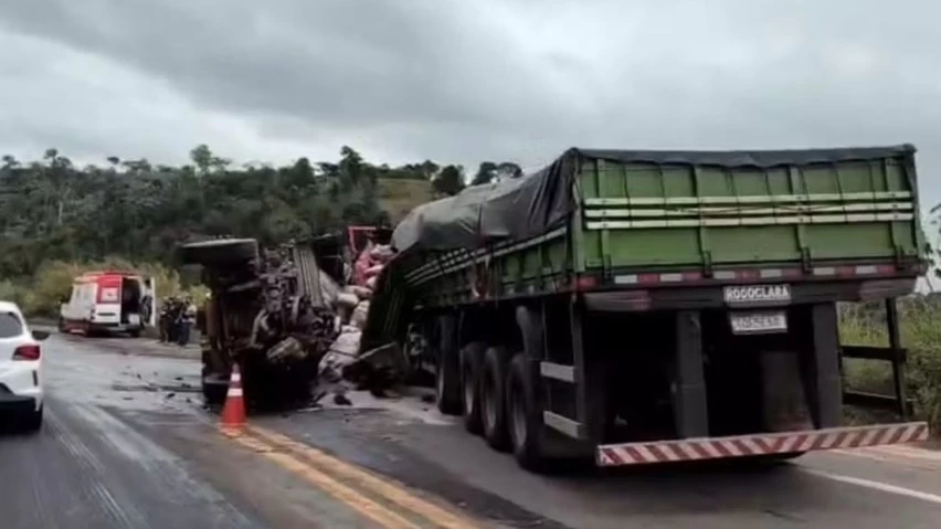 TRAGÉDIA NA BR-101! Motorista morre após carreta bater de frente com outro veículo de carga na Bahia