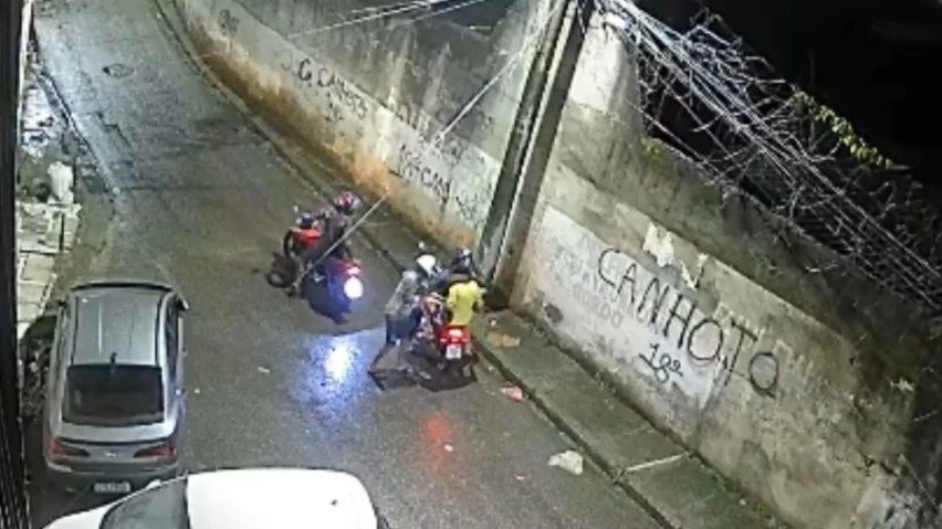 ASSALTO NA CORRIDA! Motociclista é surpreendido por dupla e tem moto levada em Salvador