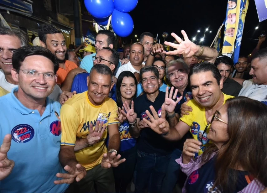 RUA LOTADA! ACM Neto reúne multidão em caminhada no Recôncavo Baiano a um mês da eleição