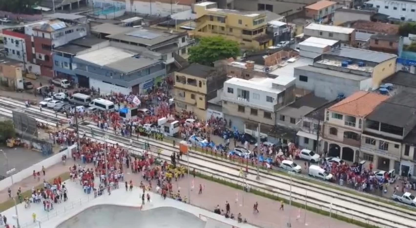 CAMINHADA ESVAZIADA? Jerônimo reúne apoiadores em ato no Subúrbio de Salvador