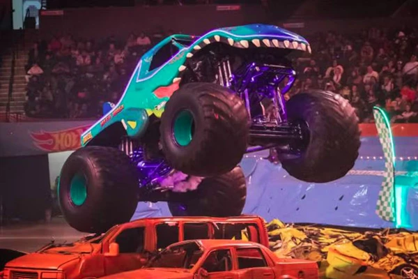 CAMINHÕES GIGANTES! Show que esmaga carros e faz manobras radicais chega ao Brasil