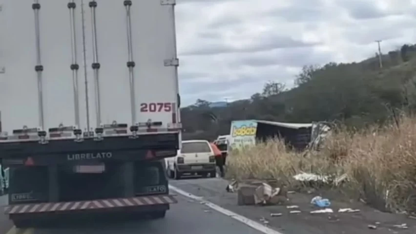 ENGAVETAMENTO! Quatro veículos se envolvem em acidente e complicam trânsito na BR-116