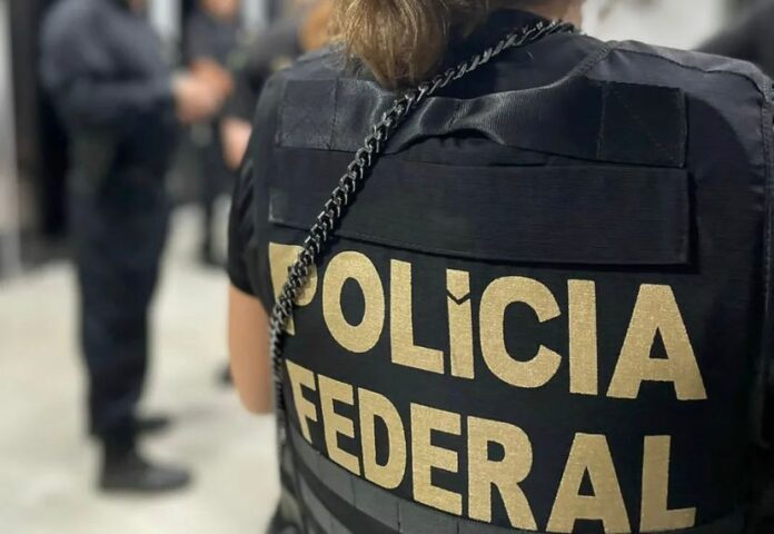 Parlamentar é investigado em apuração sobre suposto desvio de emendas para produção de filme sobre Jair Bolsonaro; celulares e computadores também foram recolhidos