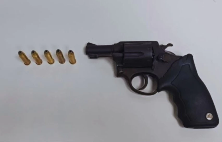 Um supermercado foi arrombado e furtado durante a madrugada desta quinta-feira (10), no Centro de Iuiú, no sudoeste da Bahia. O crime foi descoberto por volta das 4h, quando o proprietário percebeu a