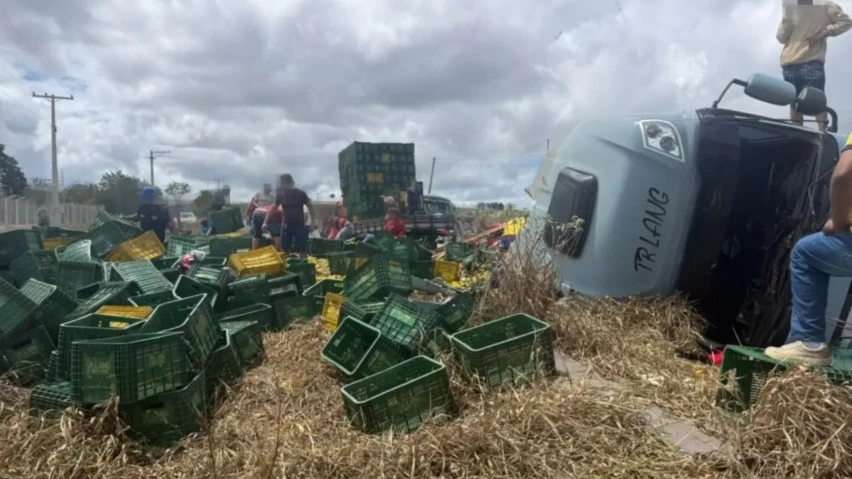 TUDO NO CHÃO! Caminhão tomba na BR-420 e carga de tangerinas é saqueada na Bahia