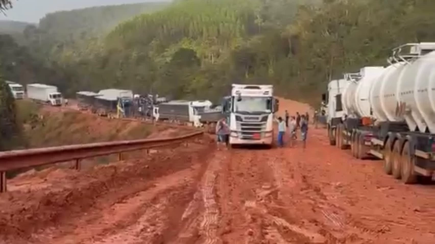 ESTRADA EM SITUAÇÃO CRÍTICA! Desvio da BR-101 fica tomado por lama e caminhões enfrentam dificuldades na Bahia