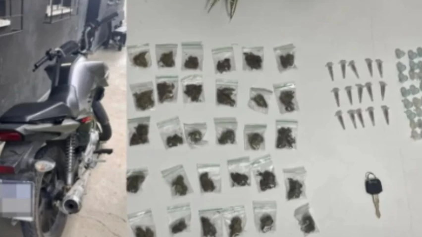TIROTEIO! Suspeitos trocam tiros com a PM, fogem para mata e abandonam moto com drogas na Bahia