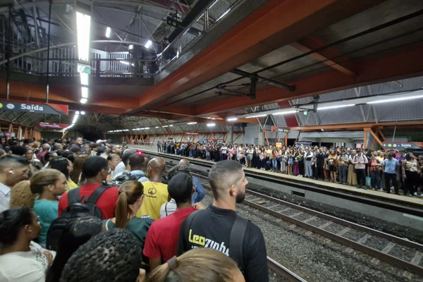 SUSTO NO METRÔ! Falha em trem provoca fumaça e faz passageiros deixarem estação de Salvador