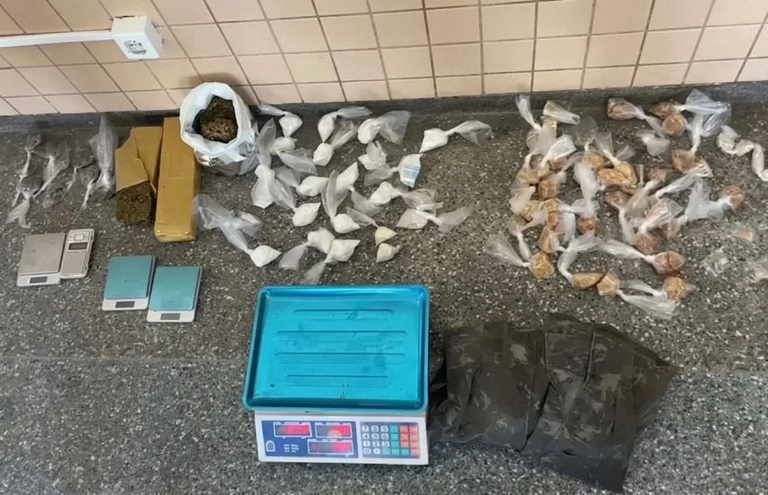 TIROTEIO NO BOSQUE! Suspeito dispara contra policiais e abandona mochila com 4 kg de drogas na Bahia