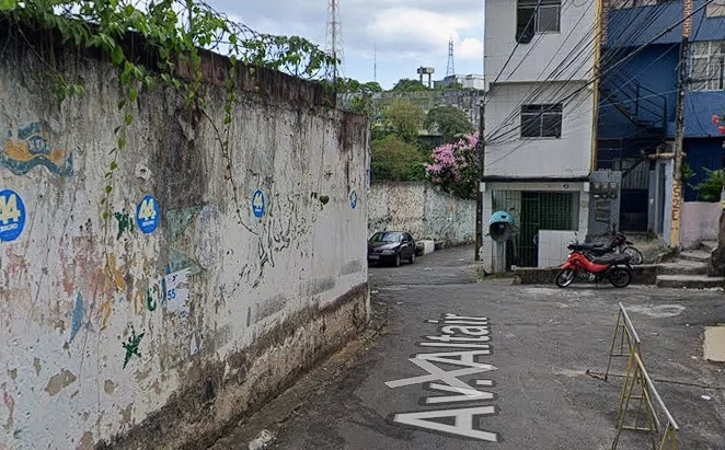 SENTADO NO SOFÁ! Homem é executado a tiros na área externa de imóvel em Salvador