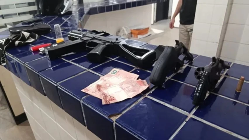 CERCO NO BRISAS! Dupla é presa após denúncias de ameaças e armas em Brumado