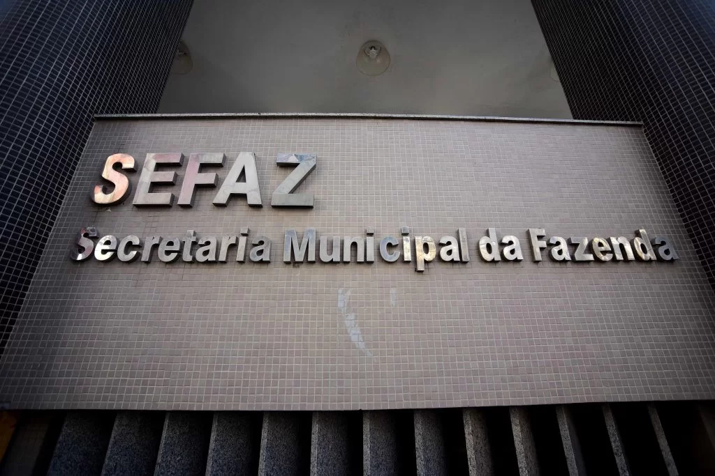Dois jovens, de 18 e 19 anos, foram presos na noite desta quarta-feira (16), no bairro Brisas, em Brumado, no sudoeste da Bahia. A ação aconteceu após denúncias apontarem que a dupla estaria envolvida