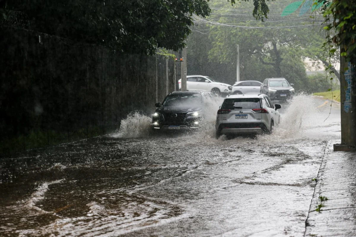 MUDANÇA NO TEMPO! Frente fria aumenta risco de chuva forte e temporais na Bahia