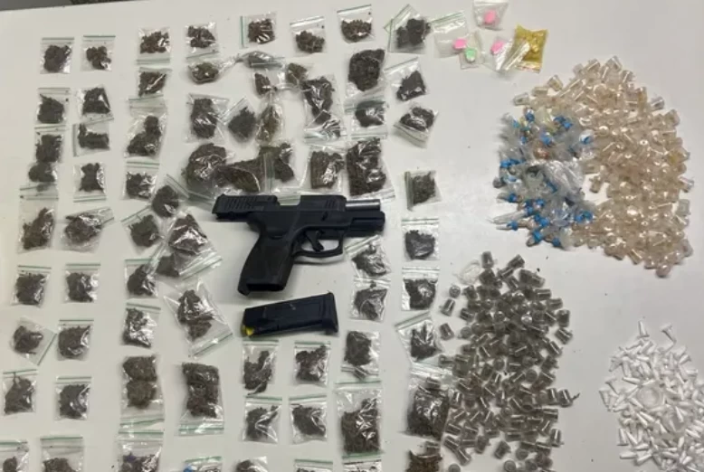 CERCO EM CAJAZEIRAS! Suspeito tenta escapar da PM, mas acaba detido com pistola e drogas