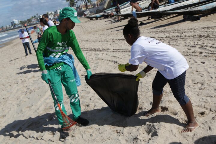 DIA MUNDIAL DA LIMPEZA! Mutirão reúne voluntários para cuidar da Orla de Praia Grande