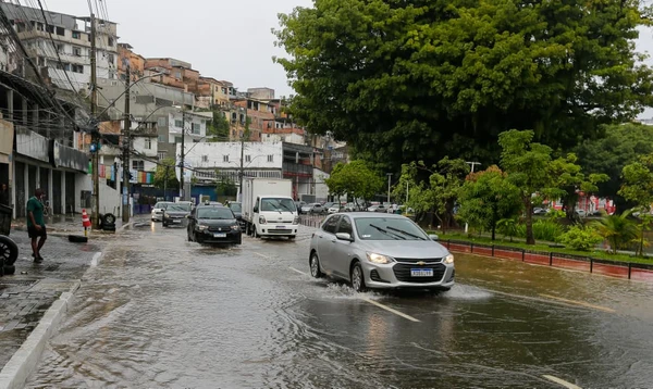TEMPO FECHADO! Frente fria deixa Salvador com chuva forte, trovoadas e ventos de até 32 km/h