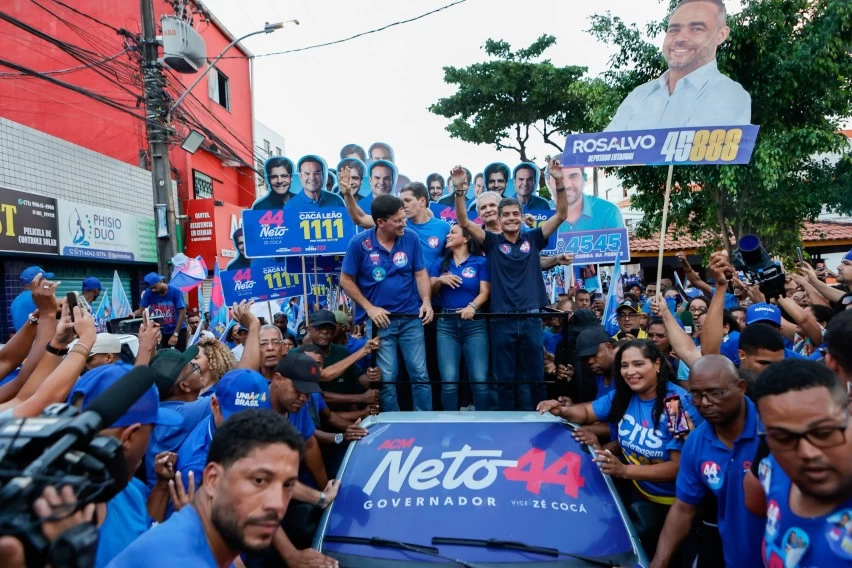 CAMINHADA EM LAURO! ACM Neto percorre Itinga ao lado de Débora Régis em ato de campanha