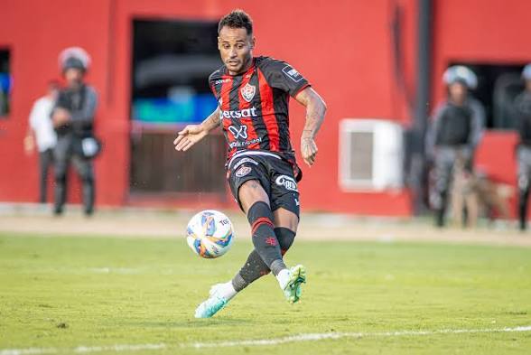 REFORÇO NO ATAQUE! Ex-Vitória Mateus Gonçalves negocia com SSA FC para o Baianão de 2027