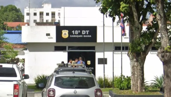 NA FRENTE DOS FILHOS! Mulher é esfaqueada pelo companheiro dentro de apartamento em CamaçariNA FRENTE DOS FILHOS! Mulher é esfaqueada pelo companheiro dentro de apartamento em CamaçariNA FRENTE DOS FI