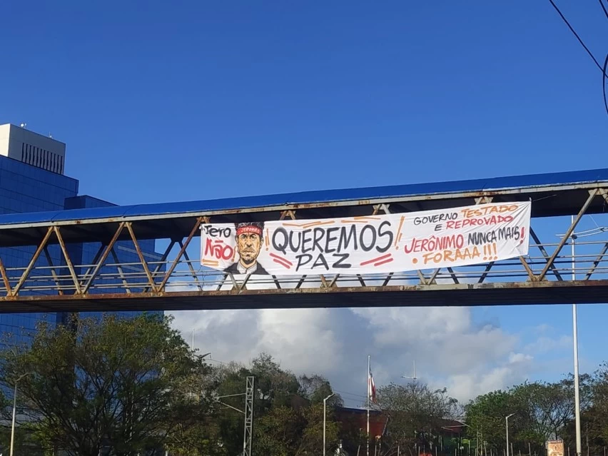 “QUEREMOS PAZ”! Bandeira é pendurada em passarela da Avenida Paralela em protesto contra violência“QUEREMOS PAZ”! Bandeira é pendurada em passarela da Avenida Paralela em protesto contra violência“QUE