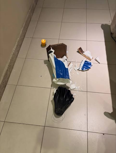 VANDALISMO EM PLATAFORMA! Imagem de Santa Dulce dos Pobres é destruída dentro de igreja