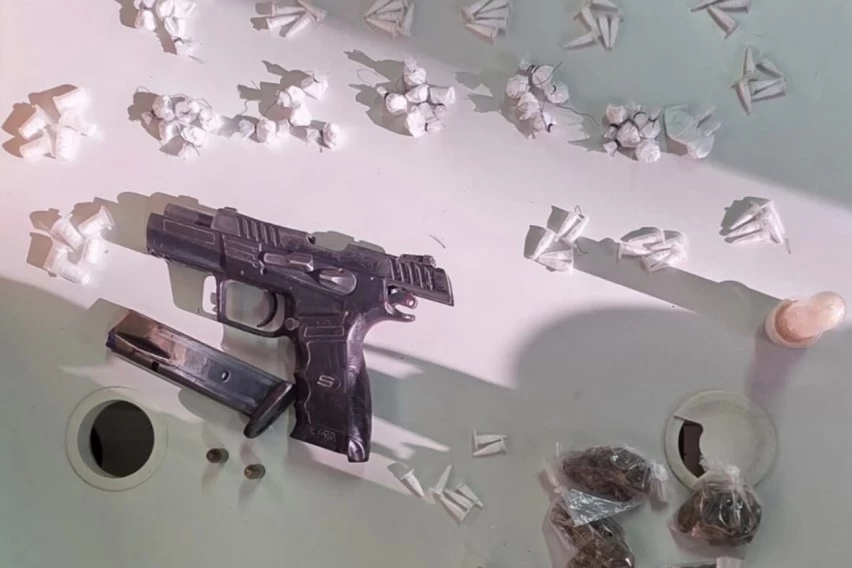 CONFRONTO EM ITAPARICA: Homem troca tiros com policiais do 23º BPM e morre após ser baleadoCONFRONTO EM ITAPARICA: Homem troca tiros com policiais do 23º BPM e morre após ser baleado