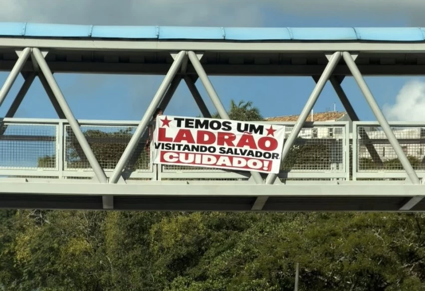 “LADRÃO VISITANDO SALVADOR”: Faixas de protesto são instaladas em passarelas da cidade
