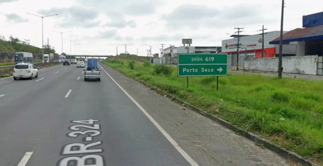 TRAGÉDIA NO PORTO SECO! Motociclista morre após invadir pista contrária e bater de frente com micro-ônibus