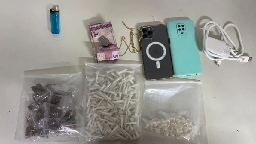 ARMADO E COM DROGAS! Homem tenta fugir da PM, mas acaba preso com pistola, crack e cocaína em Salvador