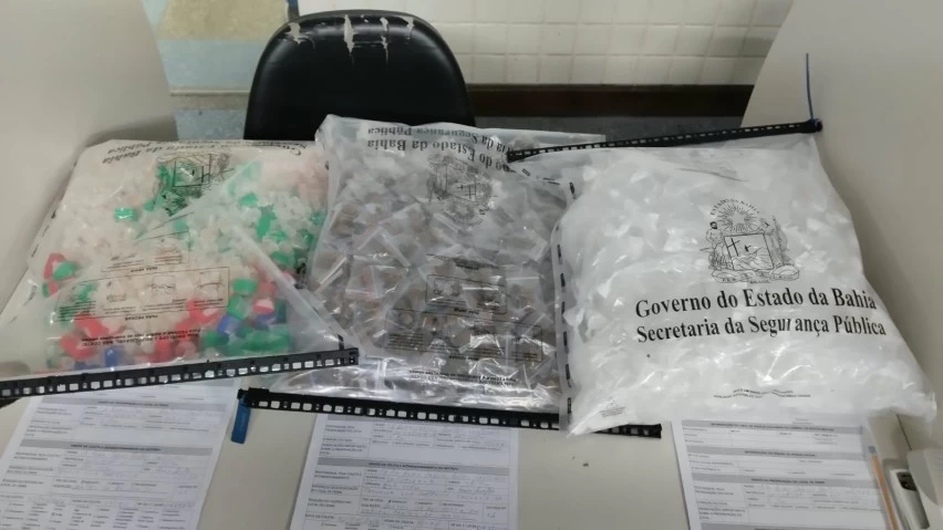 CERCO NA ENGOMADEIRA! Sete suspeitos tentam fugir da PM e são detidos dentro de casa em Salvador