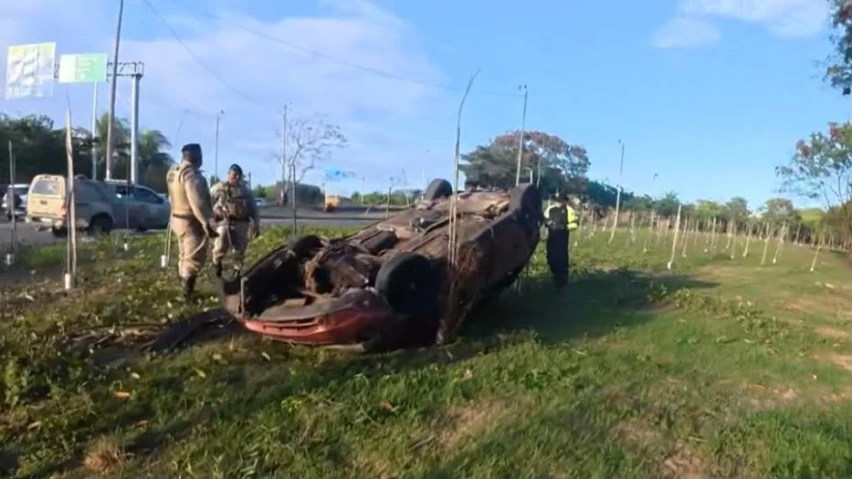 CAPOTOU! Carro sai da pista e deixa uma pessoa ferida perto do Aeroporto de Salvador