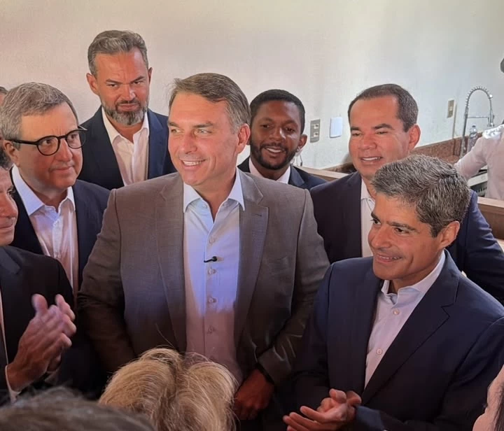 DIREITA SE ARTICULA! ACM Neto declara apoio a Flávio Bolsonaro e prepara ato político em Salvador
