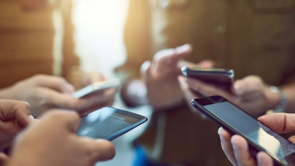 PESQUISA APONTA QUE 82% DOS BRASILEIROS SÃO CONTRA CRIANÇAS DE ATÉ 3 ANOS USAREM CELULAR