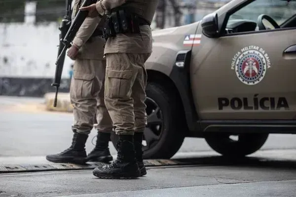 TRÊS HOMENS ARMADOS SEQUESTRAM CRIANÇA DE 2 ANOS NO CENTRO DE FEIRA DE SANTANA
