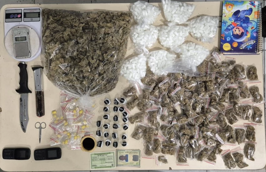 PM APREENDE 822 FRASCOS DE COCAÍNA E OUTRAS DROGAS EM SÃO CAETANO, EM SALVADOR