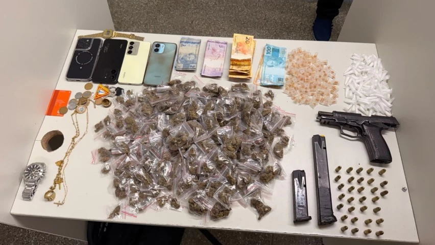 TRÊS HOMENS SÃO PRESOS COM PISTOLA, CARREGADORES E CENTENAS DE PORÇÕES DE DROGAS EM ÁGUAS CLARAS