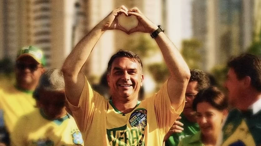 FLÁVIO BOLSONARO TEM 52% DOS VOTOS VÁLIDOS CONTRA 48% DE LULA, APONTA REAL TIME BIG DATA