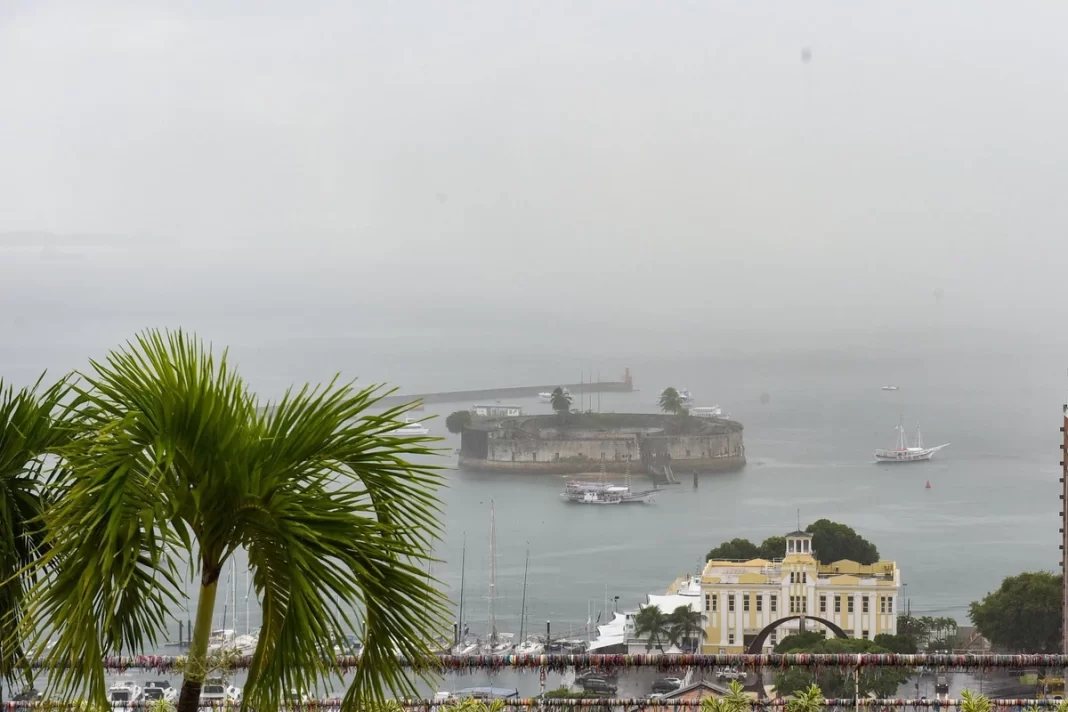 TEMPO EM SALVADOR: CAPITAL TEM PREVISÃO DE CHUVA ISOLADA, MAS DOMINGO DEVE SER SEM PRECIPITAÇÃO