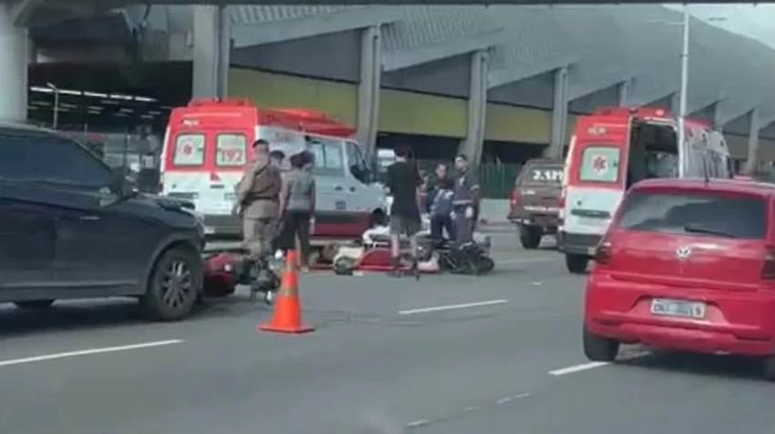 MULHER É SOCORRIDA APÓS BATIDA ENTRE CARRO E MOTO NA AVENIDA TANCREDO NEVES, EM SALVADOR